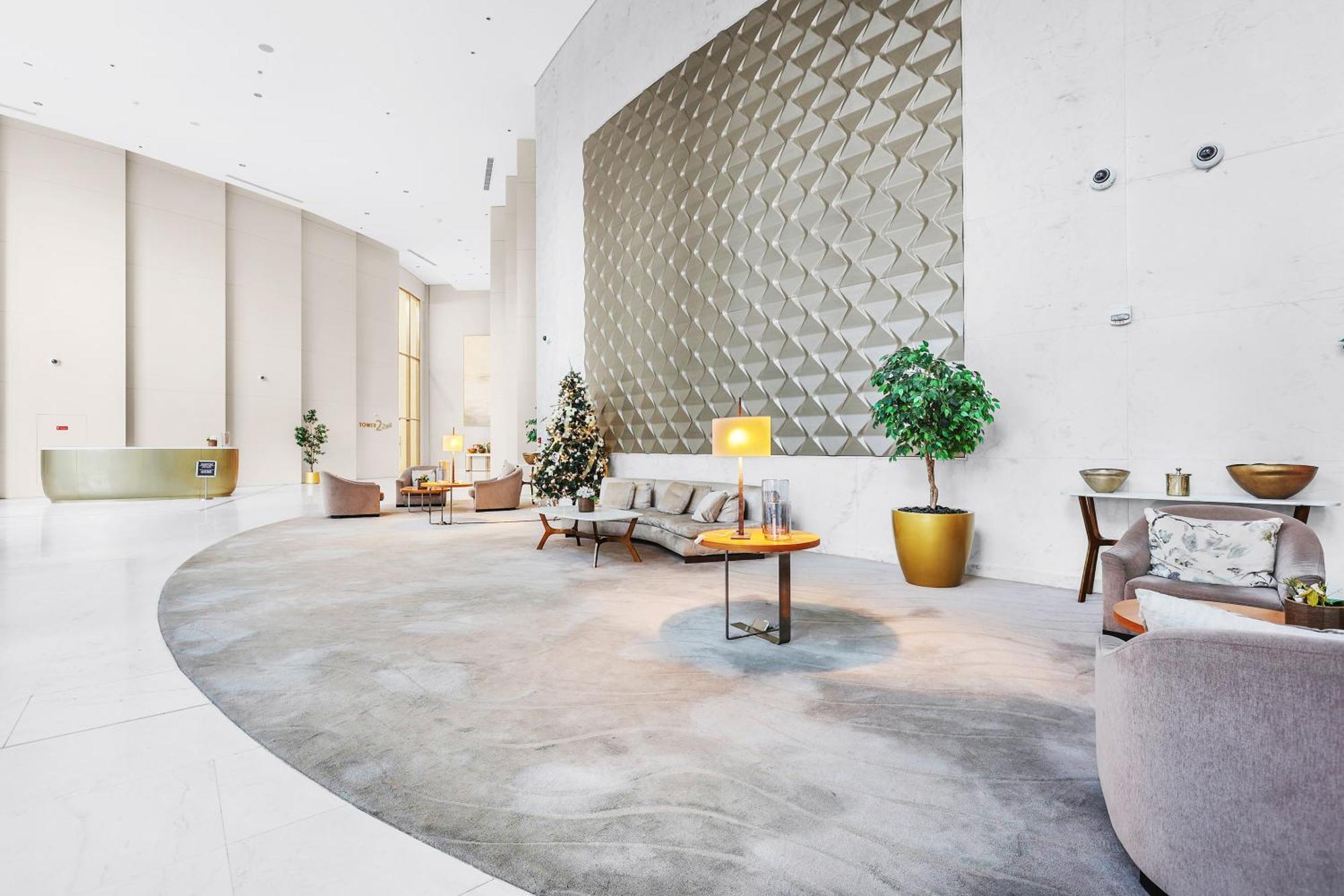 First Class 1b Stylish Downtown Retreat